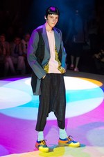 コム デ ギャルソン・オム プリュス 2018年春夏コレクション、“服の哲学”に触れるショータイム｜写真20