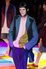 コム デ ギャルソン・オム プリュス 2018年春夏コレクション、“服の哲学”に触れるショータイム｜写真21