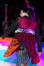 コム デ ギャルソン・オム プリュス 2018年春夏コレクション、“服の哲学”に触れるショータイム｜写真24