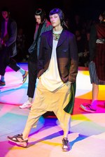 コム デ ギャルソン・オム プリュス 2018年春夏コレクション、“服の哲学”に触れるショータイム｜写真29