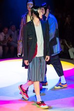 コム デ ギャルソン・オム プリュス 2018年春夏コレクション、“服の哲学”に触れるショータイム｜写真32