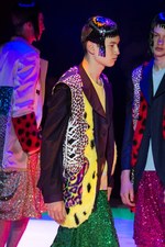 コム デ ギャルソン・オム プリュス 2018年春夏コレクション、“服の哲学”に触れるショータイム｜写真46