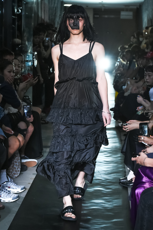 モデルのイクミ手掛ける「IKUMI」”白と黒”をテーマに、ラフォーレ原宿でランウェイショー｜写真13