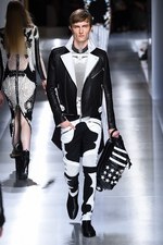 バルマン 2018年春夏メンズコレクション - ゴシックやパンクのハードスタイルを現代的に｜写真16
