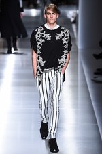 バルマン 2018年春夏メンズコレクション - ゴシックやパンクのハードスタイルを現代的に｜写真17