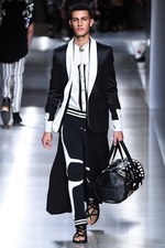 バルマン 2018年春夏メンズコレクション - ゴシックやパンクのハードスタイルを現代的に｜写真19