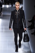 バルマン 2018年春夏メンズコレクション - ゴシックやパンクのハードスタイルを現代的に｜写真79