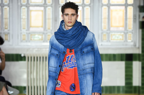 ホワイトマウンテニアリング 2018年春夏コレクション - 青の世界で働く男