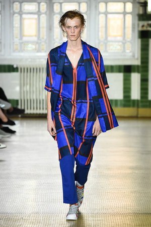 ホワイトマウンテニアリング 2018年春夏コレクション - 青の世界で働く男｜写真12