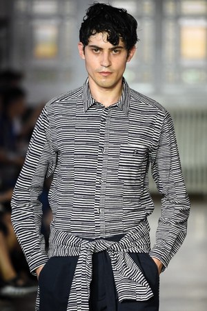 ホワイトマウンテニアリング 2018年春夏コレクション - 青の世界で働く男｜写真31