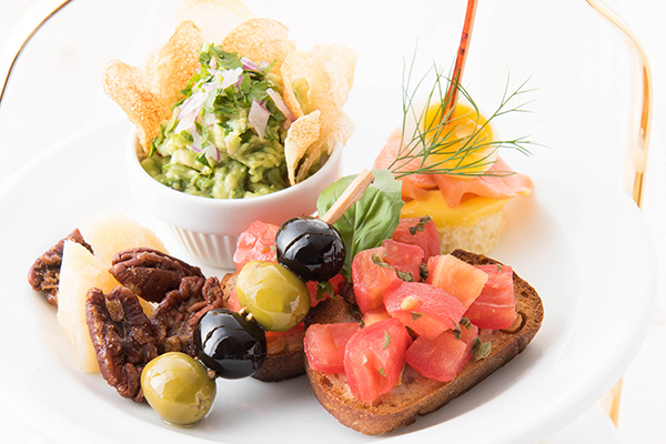 サラベスの屋上ビアガーデンが東京駅に - ミニサイズのサーモンベネディクトやビールなど