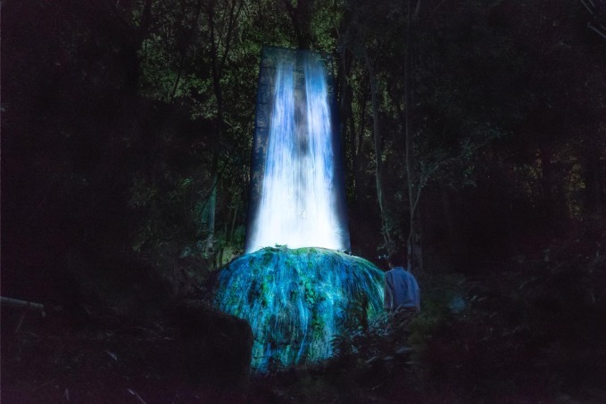 かみさまの御前なる岩に憑依する滝 / Universe of Water Particles on a Sacred Rock teamLab, 2017, Digitized Nature, Sound: Hideaki Takahashi