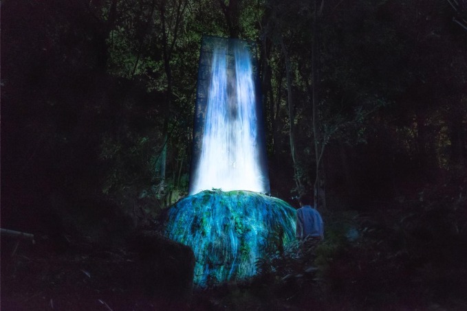 かみさまの御前なる岩に憑依する滝 / Universe of Water Particles on a Sacred Rock
teamLab, 2017, Digitized Nature, Sound: Hideaki Takahashi