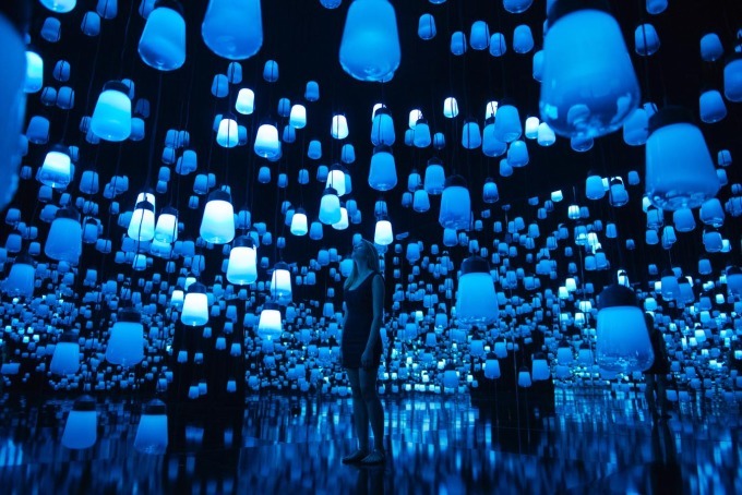 森の中の、呼応するランプの森とスパイラル - ワンストローク, Ice / Forest and Spiral of Resonating Lamps in the Forest - One Stroke, Ice teamLab, 2018, Interactive Installation, Murano Glass, LED, Endless, Sound: Hideaki Takahashi