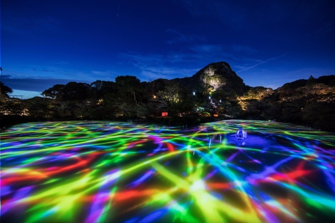 小舟と共に踊る鯉によって描かれる水面のドローイング / Drawing on the Water Surface Created by the Dance of Koi and Boats - Mifuneyama Rakuen Pond
teamLab, 2015, Interactive Digitized Nature, 13min 24sec, Sound: Hideaki Takahashi