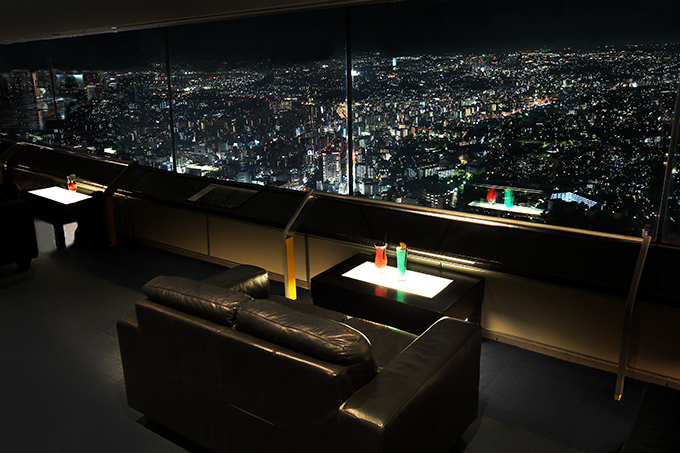 横浜ランドマークタワー、69階展望フロアの夏季限定「スカイビアガーデン」夜景パノラマをお酒と共に｜写真2