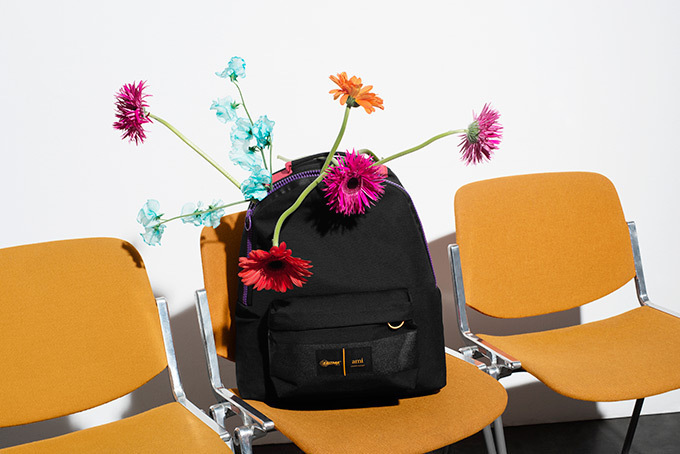 イーストパック×アミ アレクサンドル マテュッシのバッグ発売、ブラックナイロンに鮮やかなカラーを | 写真