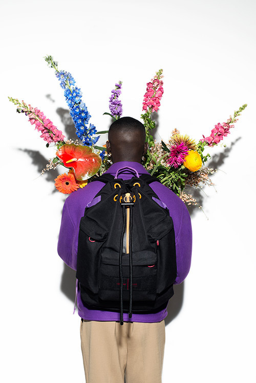 イーストパック×アミ アレクサンドル マテュッシのバッグ発売、ブラックナイロンに鮮やかなカラーを｜写真2