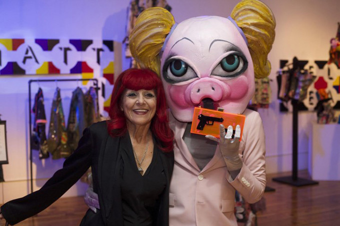 「SATC」『プラダを着た悪魔』のスタイリスト、パトリシア・フィールドのアート展が山梨県で開催 | 写真