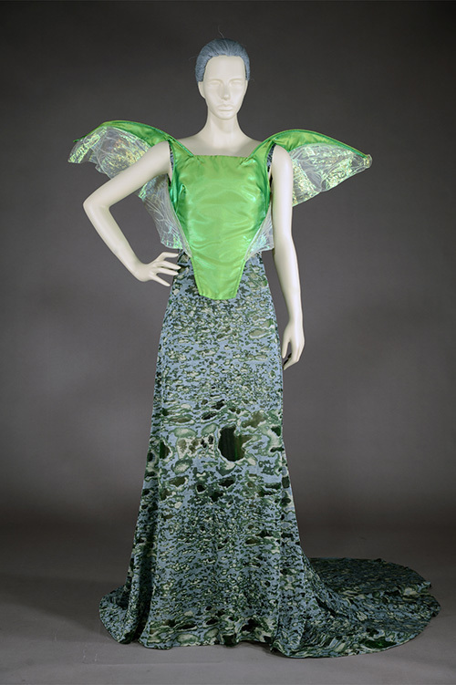 「昆虫とファッション」展が神戸ファッション美術館で - セミの羽を彷彿させるドレス、ランバンなどから | 写真