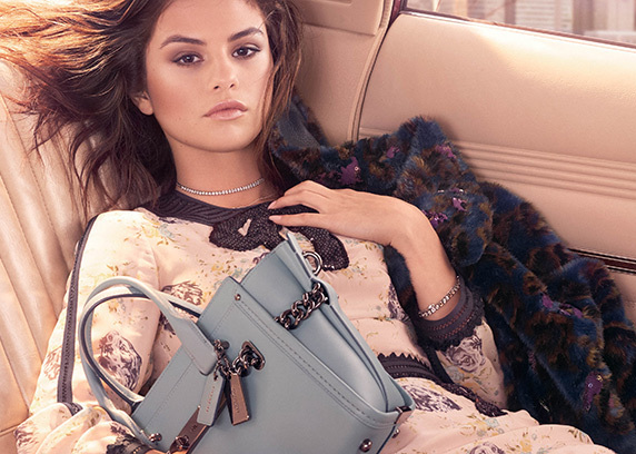 コーチのアイコンバッグ「スワッガー」に秋色、セレーナ・ゴメスが世界観を表現