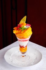資生堂パーラー「真夏のパフェフェア」マンゴー・いちじく・桃・苺を贅沢に使用した4種類のフルーツパフェ｜写真2