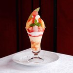 資生堂パーラー「真夏のパフェフェア」マンゴー・いちじく・桃・苺を贅沢に使用した4種類のフルーツパフェ｜写真7