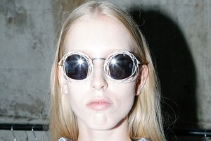 マイキータ×ダミール ドマのサングラス「NITA」レンズをなぞるようにフリーハンドで描いたフレーム