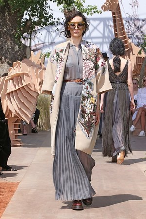 ディオール 17-18年秋冬オートクチュールコレクション - 力強くしなやかに冒険を続ける女性達｜写真40