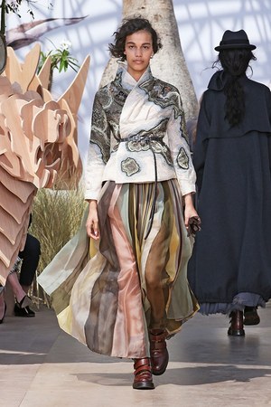 ディオール 17-18年秋冬オートクチュールコレクション - 力強くしなやかに冒険を続ける女性達｜写真44