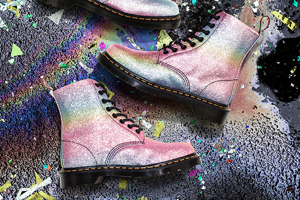 ドクターマーチンの新作ブーツ＆シューズ、レインボーグリッターやネオンカラーの花柄
