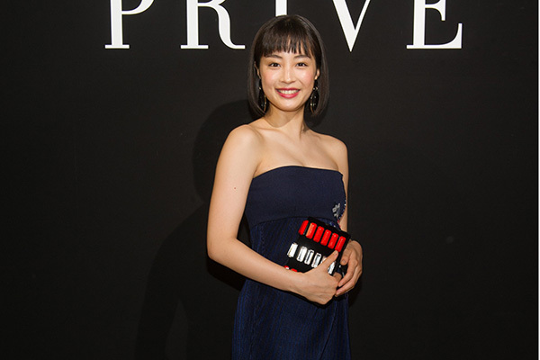 2017年春夏コレクション｜広瀬すず ジョルジオ アルマーニのドレスを着用、17年秋冬オートクチュールコレクション会場で