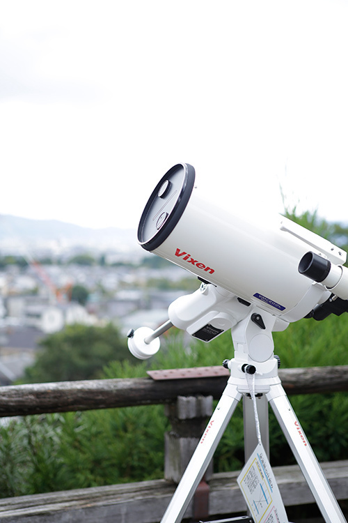 京都嵐山の法輪寺で「宙フェス」屋形船から見上げる渡月橋と月、アートなオブジェと星空のコラボ｜写真16