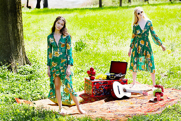 アリス アンド オリビア 17年プレフォールコレクション、自然と音楽を愛する90'sグルーピーガール