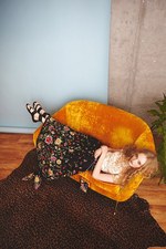 アリス アンド オリビア 17年プレフォールコレクション、自然と音楽を愛する90'sグルーピーガール｜写真1