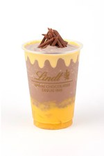 リンツから、夏限定マンゴープリン入りミルクチョコレートドリンク｜写真1