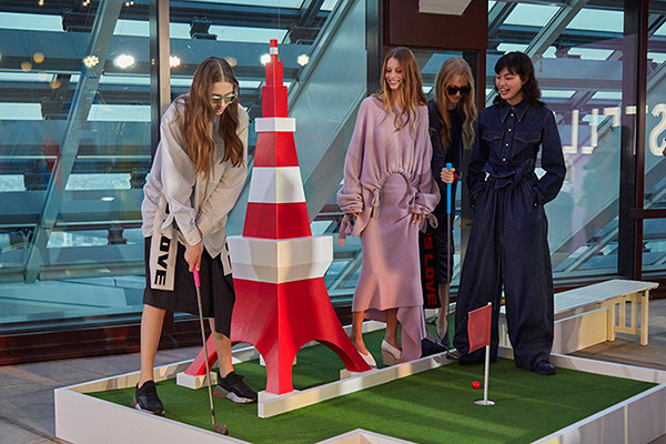 ステラ マッカートニー、東京・虎ノ門で18年春ウィメンズ＆17年秋冬メンズのプレゼンテーション開催