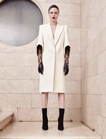 アトリエ ヴェルサーチ 17年秋冬オートクチュールコレクション、芸術的な精密さと彫刻のようなフォルム｜写真2