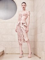 アトリエ ヴェルサーチ 17年秋冬オートクチュールコレクション、芸術的な精密さと彫刻のようなフォルム｜写真14