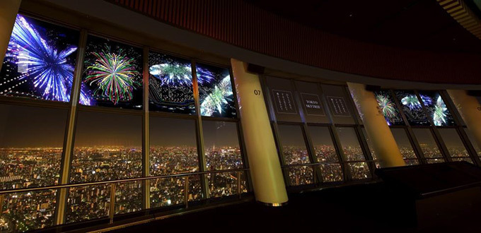 映画『打ち上げ花火、下から見るか?横から見るか?』特別花火映像、東京スカイツリー天望デッキ窓に上映 | 写真
