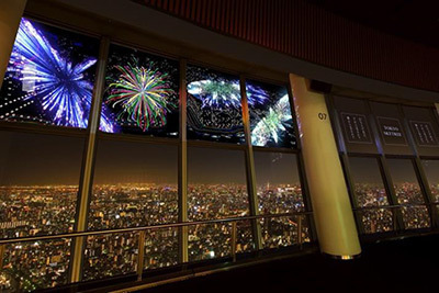 映画『打ち上げ花火、下から見るか?横から見るか?』特別花火映像、東京スカイツリー天望デッキ窓に上映