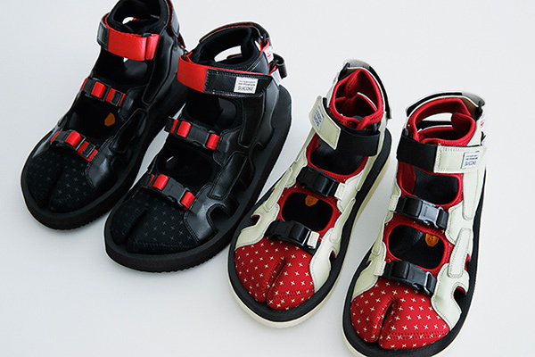 SUICOKE ブラック サンダル メタル装飾付き トーガがスイコックとコラボ メタルバックルつきストラップを