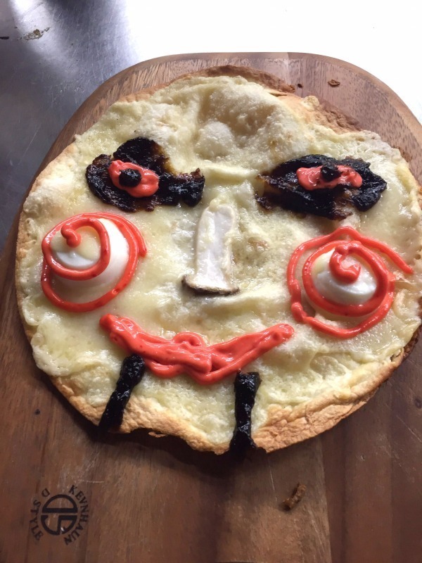 ビリー人形お絵かきPIZZA 630円+税