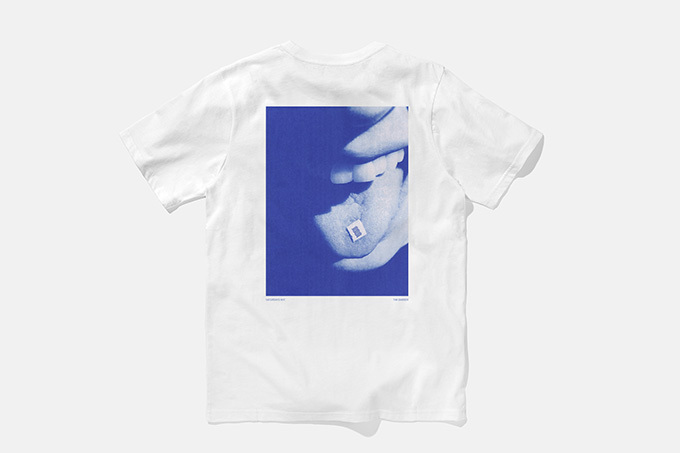 サタデーズ ニューヨークシティ×ティム・バーバー、“青い写真”をプリントした限定Tシャツ＆ロンT | 写真