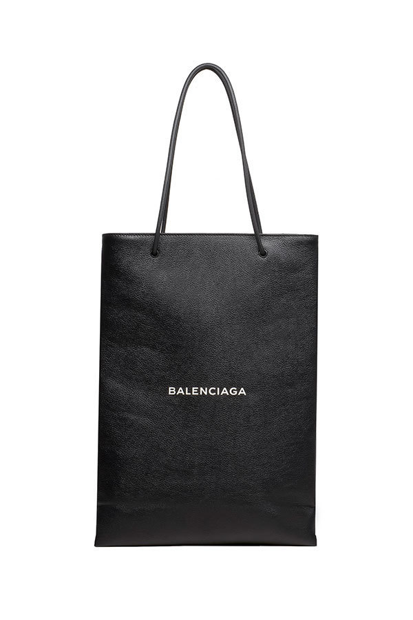 バレンシアガの新作ショッピングバッグ - まるで“紙袋”なレザートート - ファッションプレス