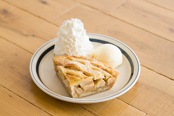 ハワイ｜エッグスンシングス初「アップルパイ」大阪・梅田茶屋町限定で、パンケーキ生地で焼くサクサクパイ