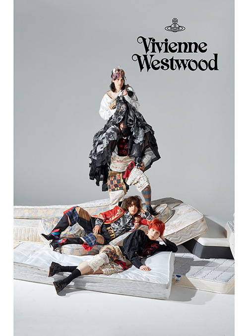 ヴィヴィアン・ウエストウッド 新ビジュアルを公開、マットレスを囲む紙の王冠を纏ったモデル | 写真