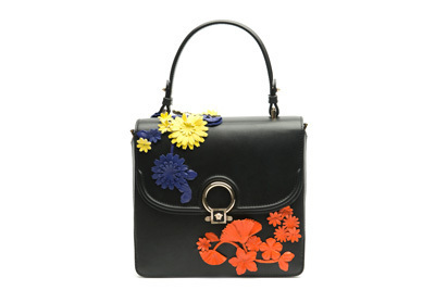 ヴェルサーチより17年秋冬フラップバッグ「DV ONE」立体的なフラワーディテールを施したモデルも