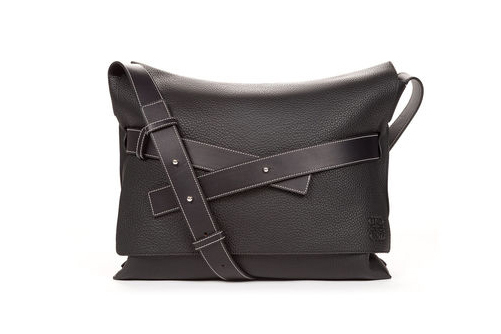 ロエベの新メンズバッグ「ベルト コレクション」ベルトデザインが効い