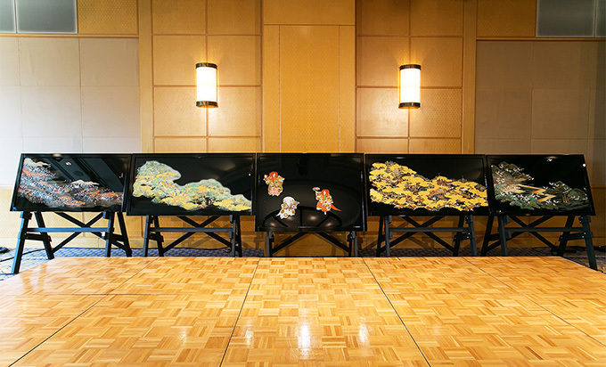 金魚と和硝子のアート展を名古屋マリオットアソシアホテルで - 硝子に閉じ込めた京友禅を背景に泳ぐ金魚｜写真6